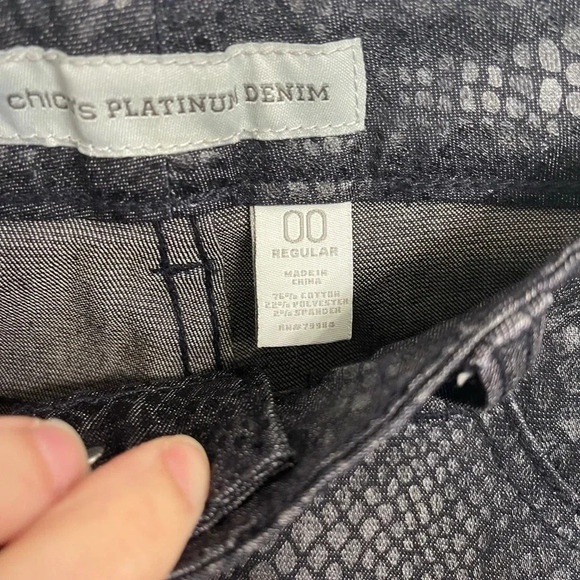 Womens size 2 Chicos Platinum Denim jeans snake skin print  Pants Size 00 gray - Picture 3 of 6